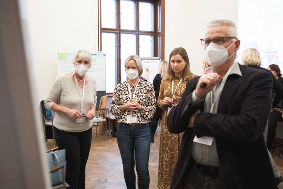 Die Teilnehmer:innen des Workshops sind konzentriert bei der Arbeit.