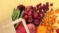 Einkaufstasche mit buntem Obst und Gemüse