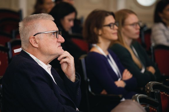 Die Teilnehmer:innen lauschen dem Vortrag.