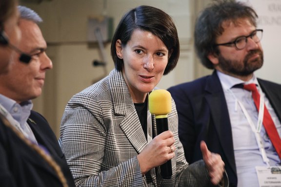 Die Teilnehmer:innen  der Podiumsdiskussion im Gespräch