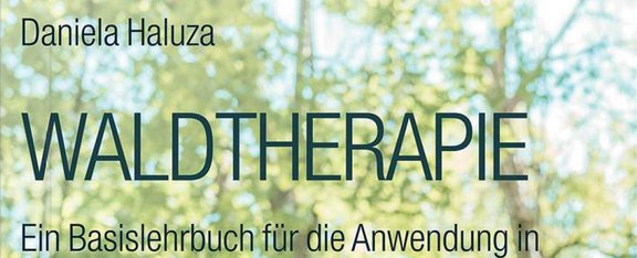 Buchcover Waldtherapie Ein Basislehrbuch für die Anwendung in Psychotherapie, Psychologie und Medizin. Kind vor grünem Hintergrund