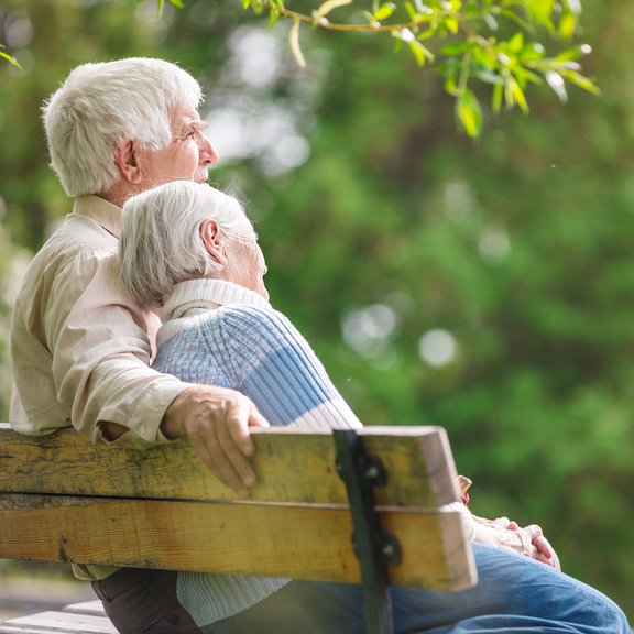 © Andrey Bandurenko / stock.adobe.com © Andrey Bandurenko / stock.adobe.com ein älteres Pärchen auf einer Parkbank