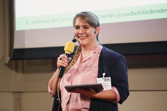 Lorena Hoormann führte die Teilnehmer:innen professionell durchs gesamte Konferenzprogramm