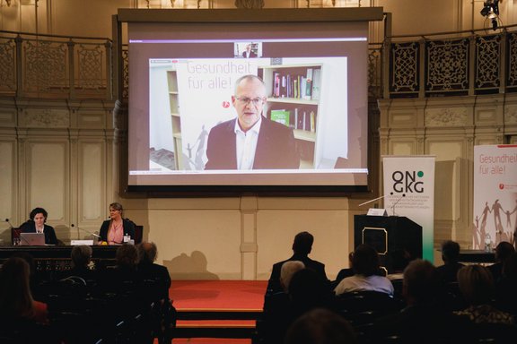 Mag. Dr. Klaus Ropin (Geschäftsbereichsleiter Fonds Gesundes Österreich) wurde für die Begrüßung der Teilnehmer:innen live zugeschaltet.