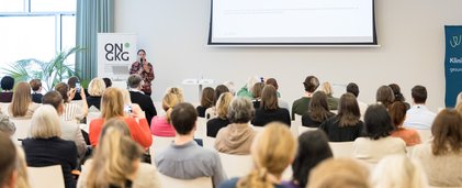 Referentin vor Konferenzteilnehmer:innen