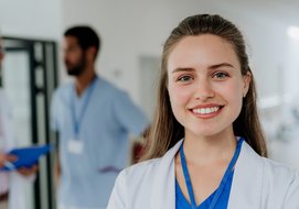 Porträt einer jungen Ärztin auf dem Flur des Krankenhauses