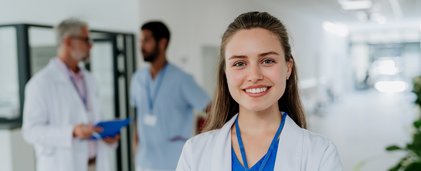 Porträt einer jungen Ärztin auf dem Flur des Krankenhauses