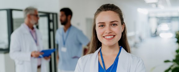 Porträt einer jungen Ärztin auf dem Flur des Krankenhauses