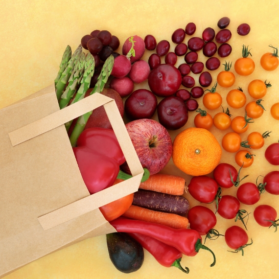 Einkaufstasche mit buntem Obst und Gemüse